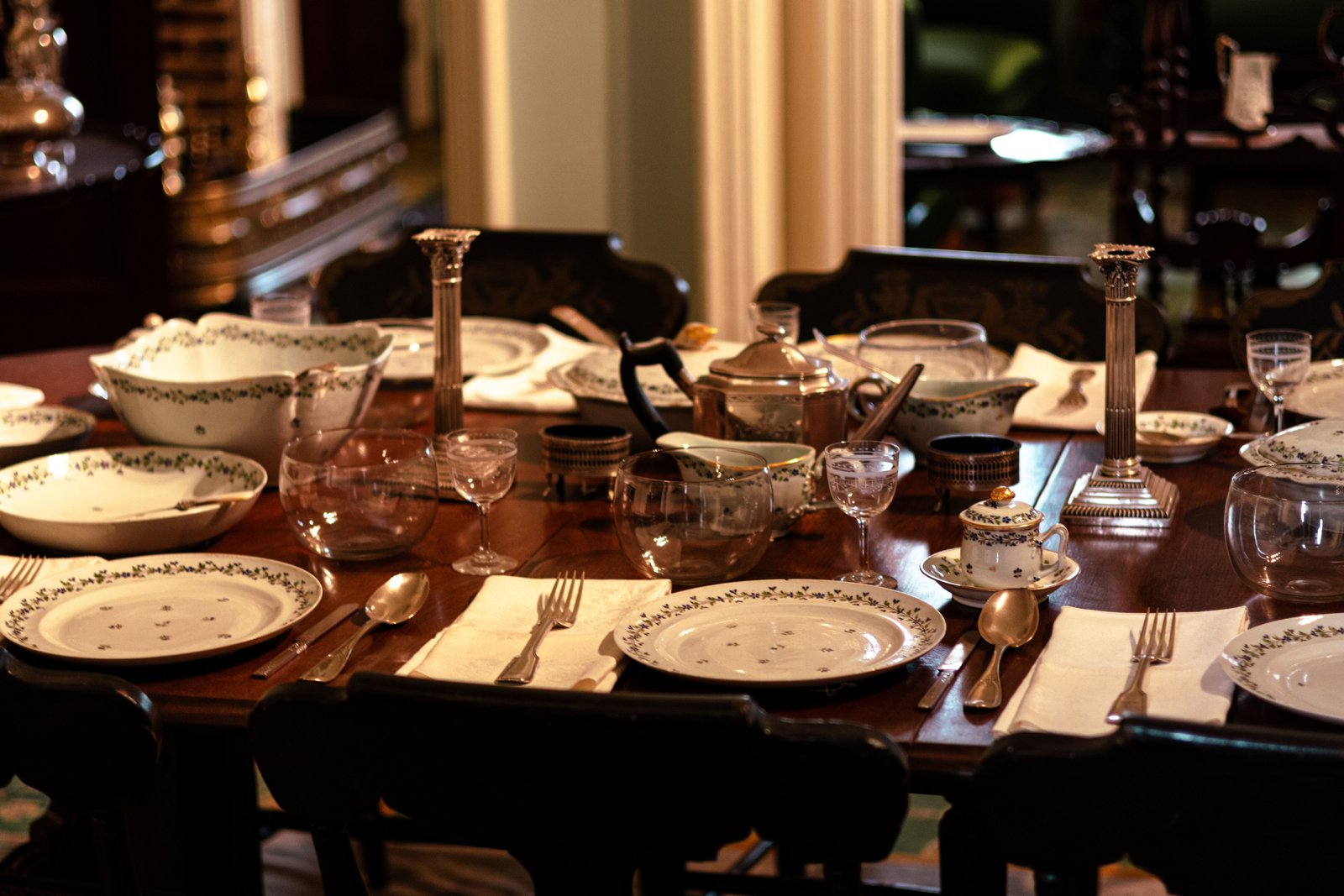 Business Dining Etiquette Around the World: What to Know Before the Meal